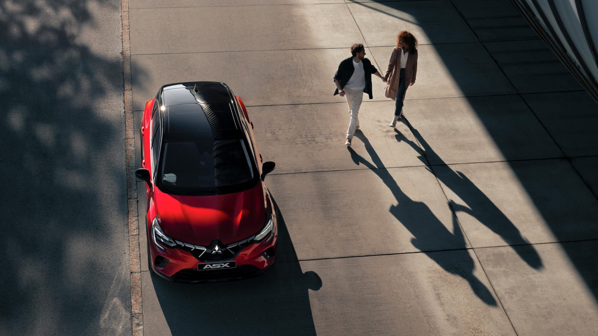 czerwony samochód i zakochana para, promocja Mitsubishi, promocyjne kredyty i pakiety ubezpieczeń na nowego ASX