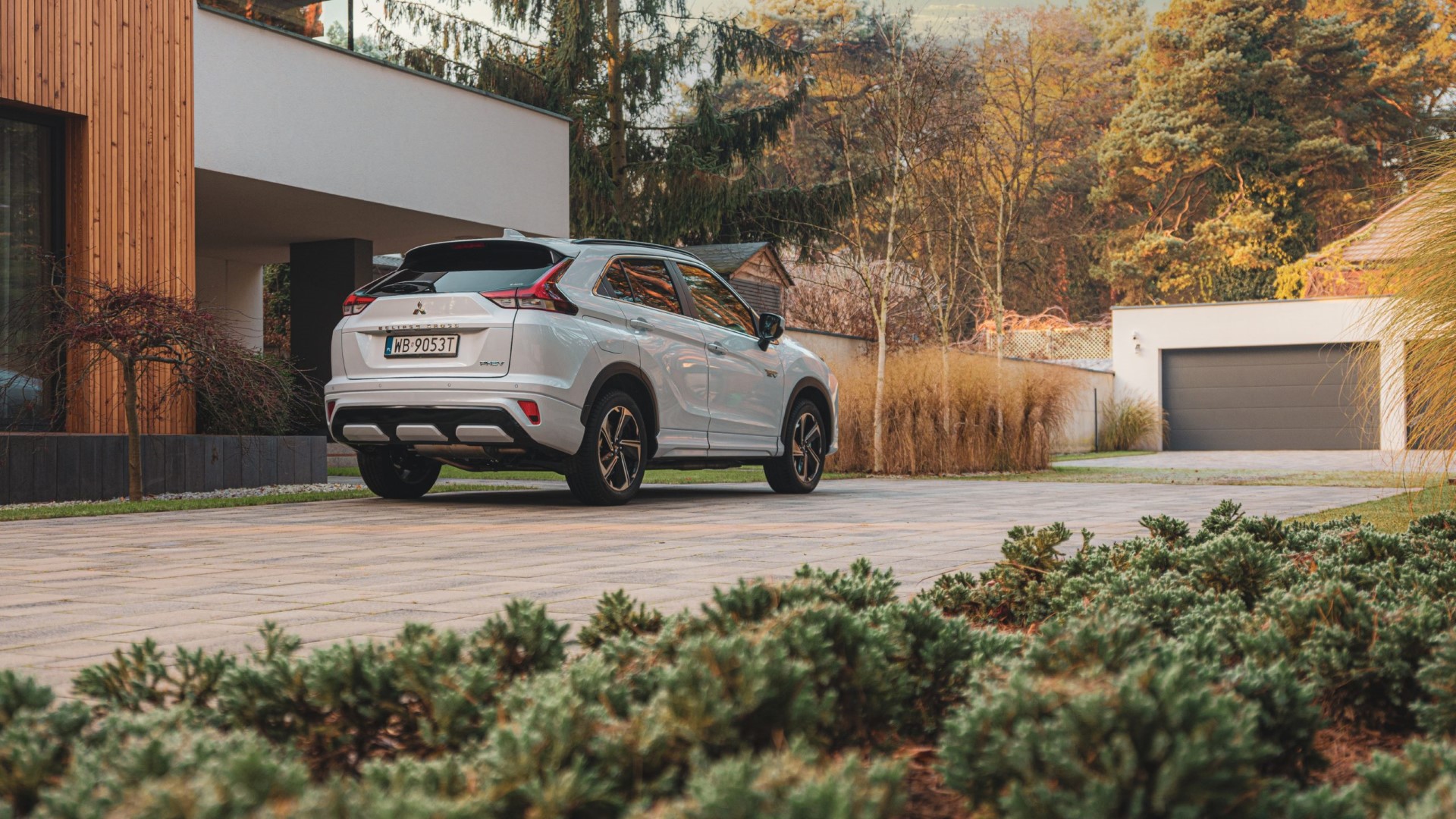 crossover w zieleni przed domem, promocja Mitsubishi, Eclipse Cross, wyprzedaż rocznika 2022, rabaty promocyjne kredyty i pakiety ubezpieczeń