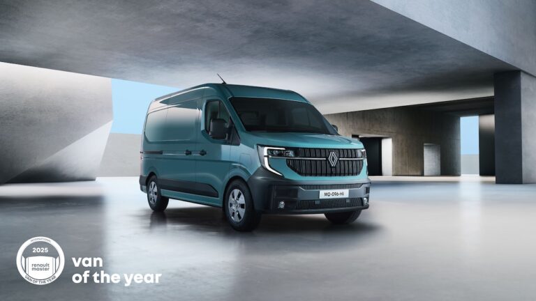 Renault Master z tytułem Van of the Year 2025 na tle nowoczesnej architektury