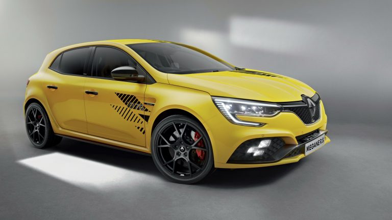 żółty sportowy samochód z przodu skos 3/4 - Renault Megane R.S. Ultime