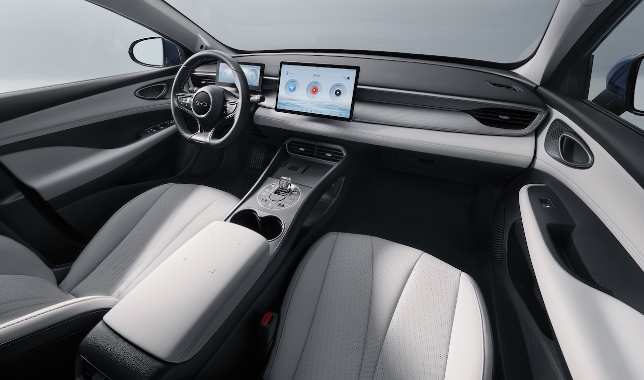 Widok na wnętrze BYD Seal 5 DM-i z perspektywy tylnej kanapy