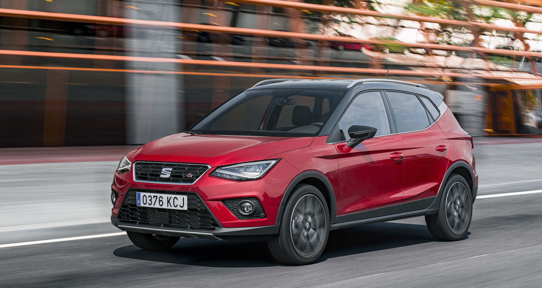 Czerwony Seat Arona z przodu/boku. SEAT CONNECT i inne elementy wpływające na ekodriving. Ekojazda z SEAT-em