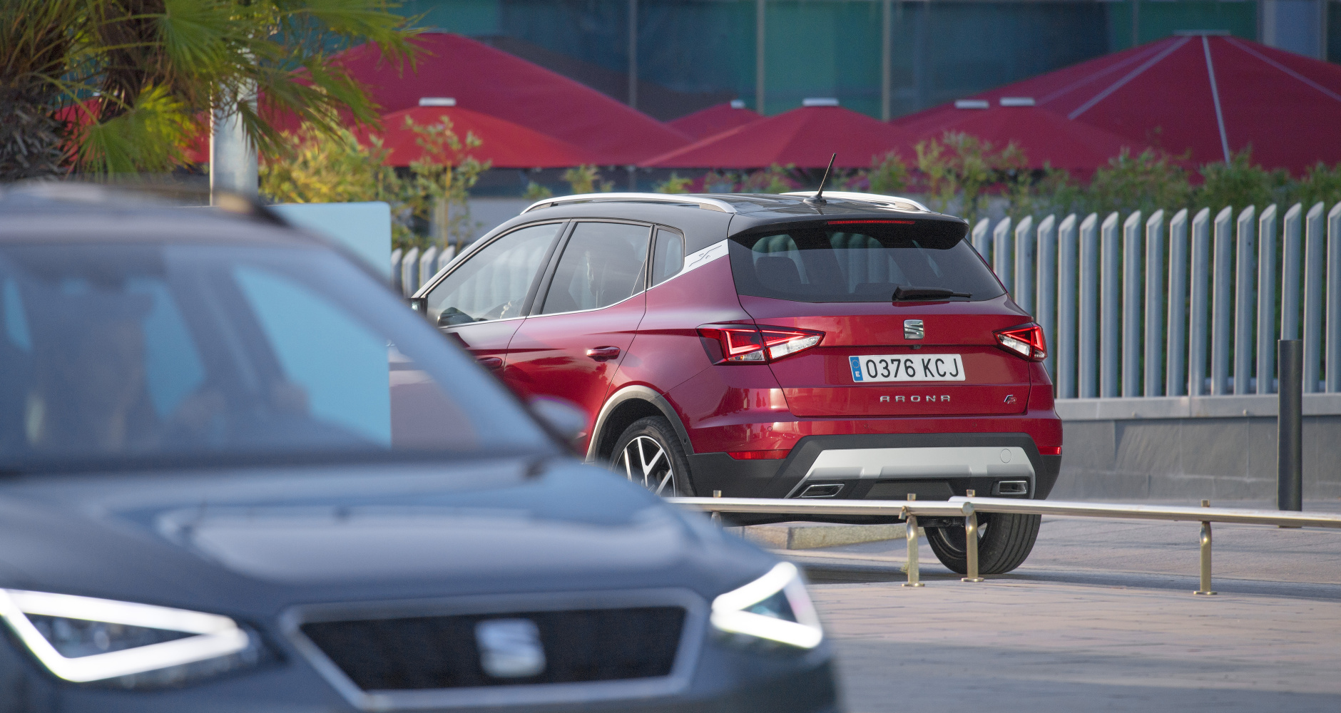 Czerwony Seat Arona z tyłu/boku. SEAT CONNECT i inne elementy wpływające na ekodriving. Ekojazda z SEAT-em