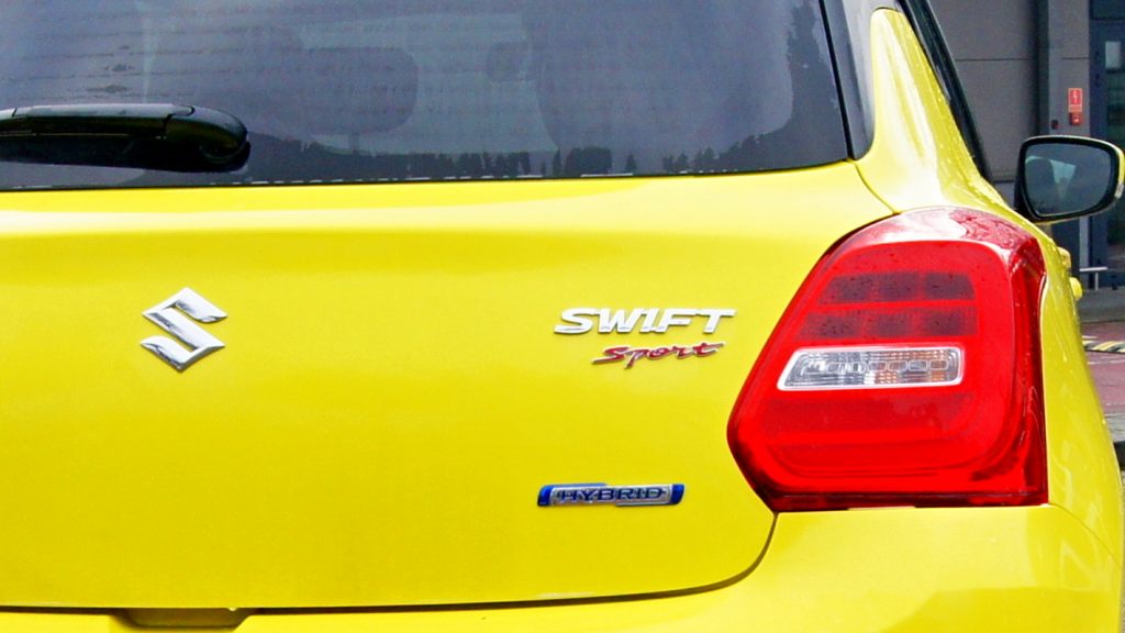 oznakowanie samochodu z tyłu mild hybrid Suzuki Swift Sport test