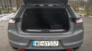 otwarty bagażnik samochodu klasy premium - test DS 4 E-TENSE hybryda plug-in jazda testowa