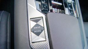 przełącznik trybów jazdy auta - test DS 4 E-TENSE hybryda plug-in jazda testowa