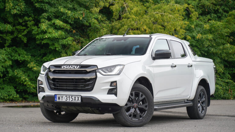 biały pickup Isuzu D-Max z przodu/boku. Test Isuzu D-Max LSE 2024