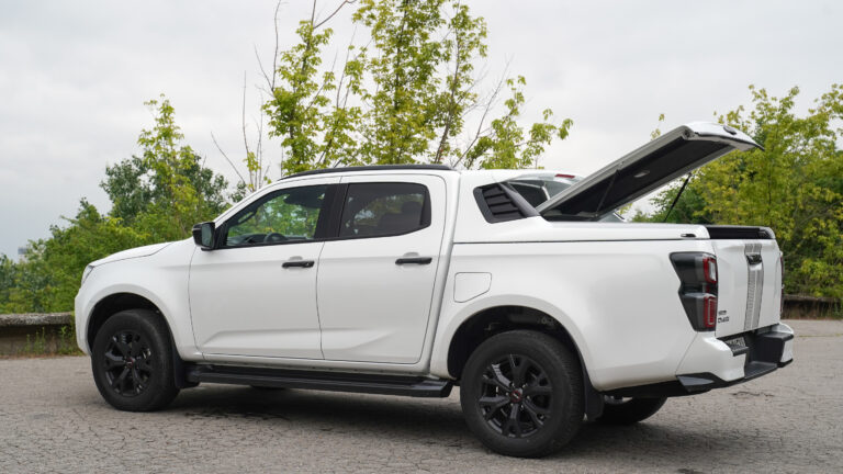 biały pickup Isuzu D-Max z boku. Test Isuzu D-Max LSE 2024