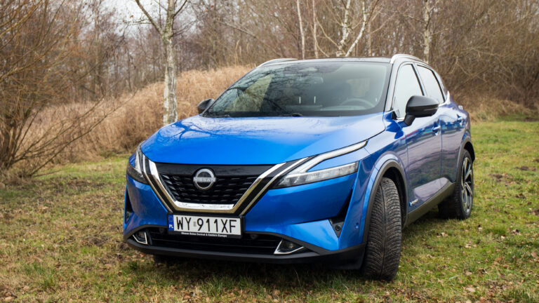 niebieski samochód typu crossover - Nissan Qashqai z napędem hybrydowym. Test Qashqai'a e-Power. Wyprzedaż rocznika Nissana Qashqai