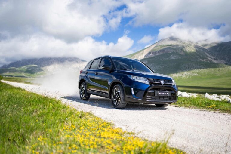Suzuki Vitara FL 2024 na szutrowej drodze w górach