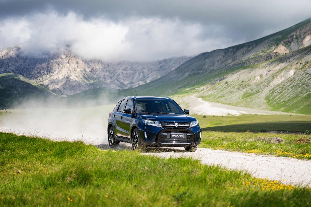 Suzuki Vitara jadąca szutrową drogą w górach