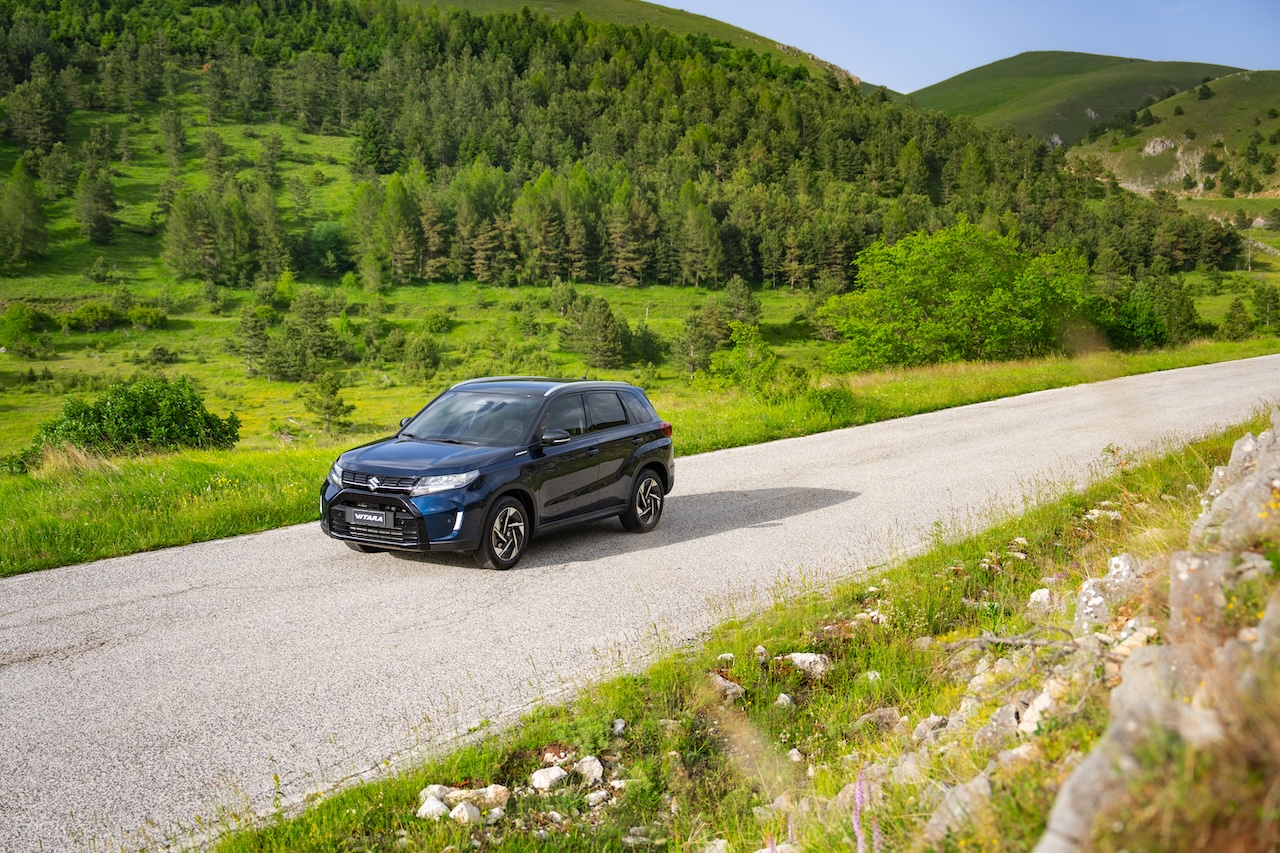 Suzuki Vitara FL podczas jazdy po górskiej asfaltowej drodze