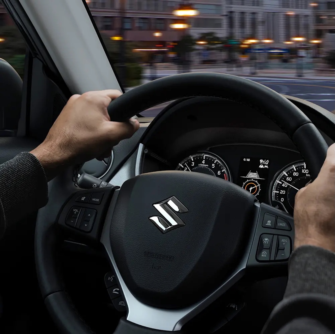 Kierowca trzymający kierownicę Suzuki Vitara FL w czasie jazdy