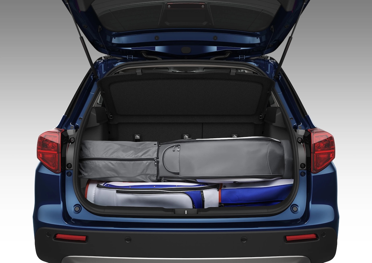 Bagażnik Suzuki Vitara FL z zapakowanymi walizkami