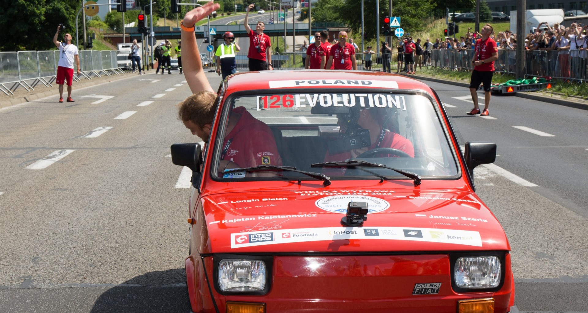 czerwony Fiat 126p, maluch Rezigiusza - Reziego, start rajdu w Bielsku-Białej Wielka Wyprawa Maluchów #jedziemypomilion