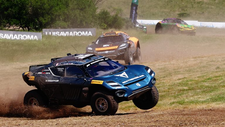 samochody, terenowy tor rajdowy, zespół ABT CUPRA XE wygrywa finałowy wyścig serii Extreme E