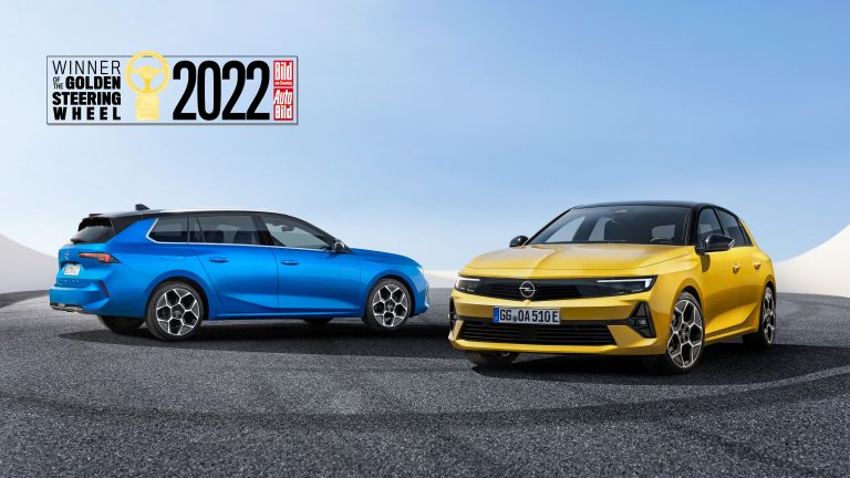 samochody Opel Astra - hatchback i kombi, nagroda Złota Kierownica logoagroda Złota Kierownica, w tle Opel Astra