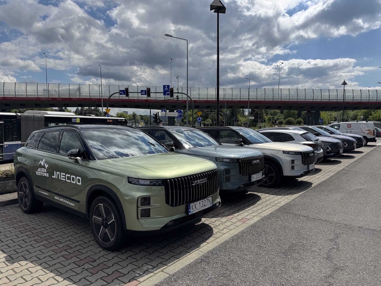 Samochody demonstracyjne JAECOO przed salonem OMODA & JAECOO PGD Kraków