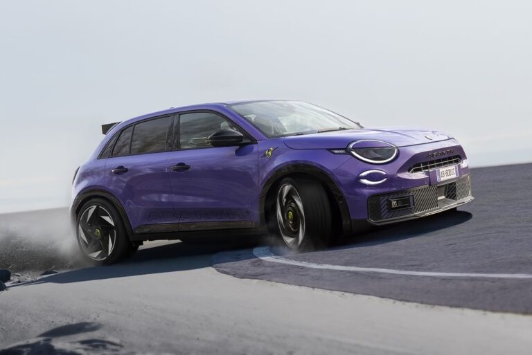Abarth 600e Scorpionissima w dynamicznym zakręcie na torze