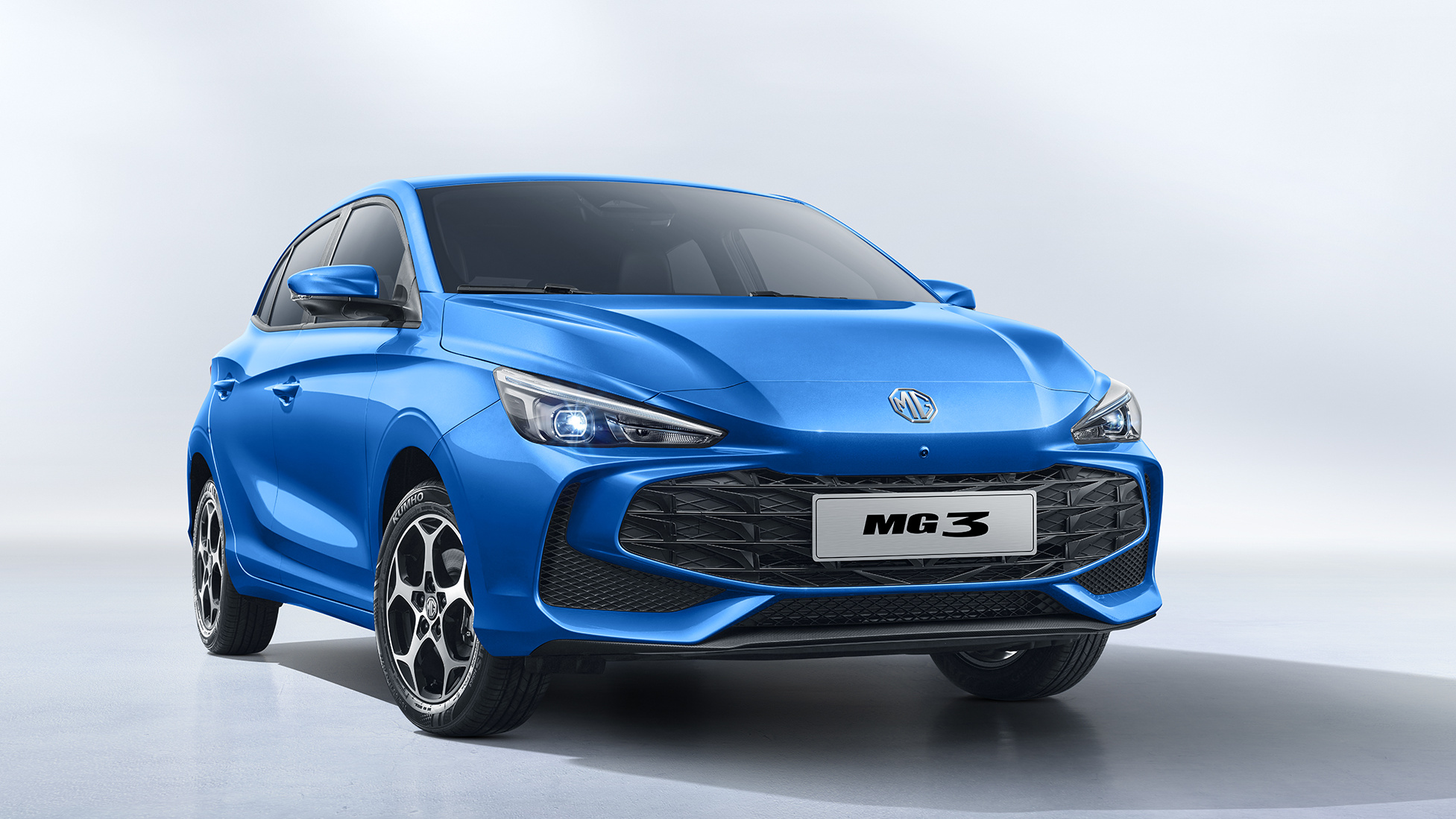 benzynowy MG3, niebieski samochód kompaktowy, widok z przodu/boku