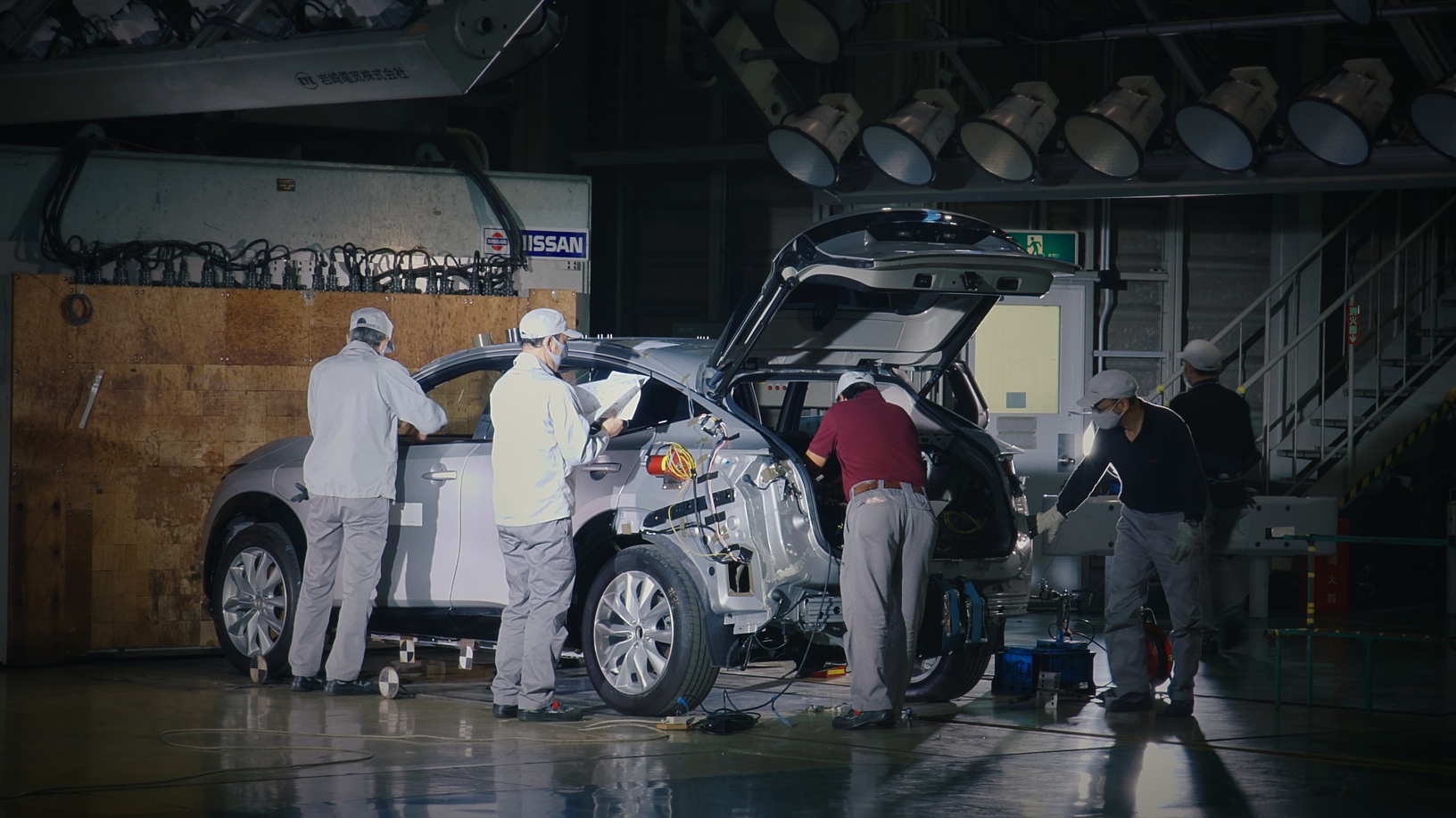 technicy przy samochodzie -bezpieczeństwo Nissana Ariya - testy zderzeniowe