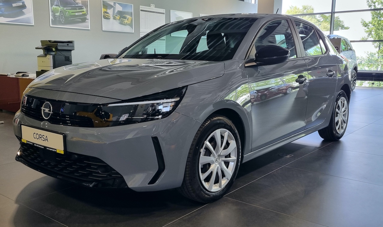 Szary Opel Corsa zaparkowany w salonie sprzedaży