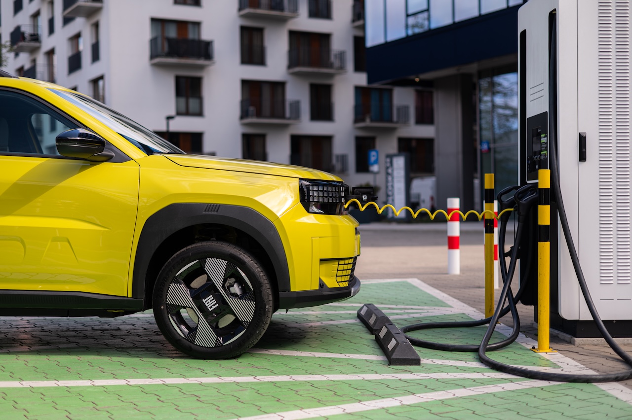 Fiat Grande Panda Electric podczas ładowania na miejskiej stacji.