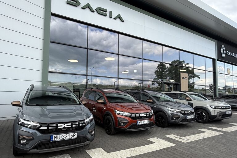 Dacia auta przed salonem