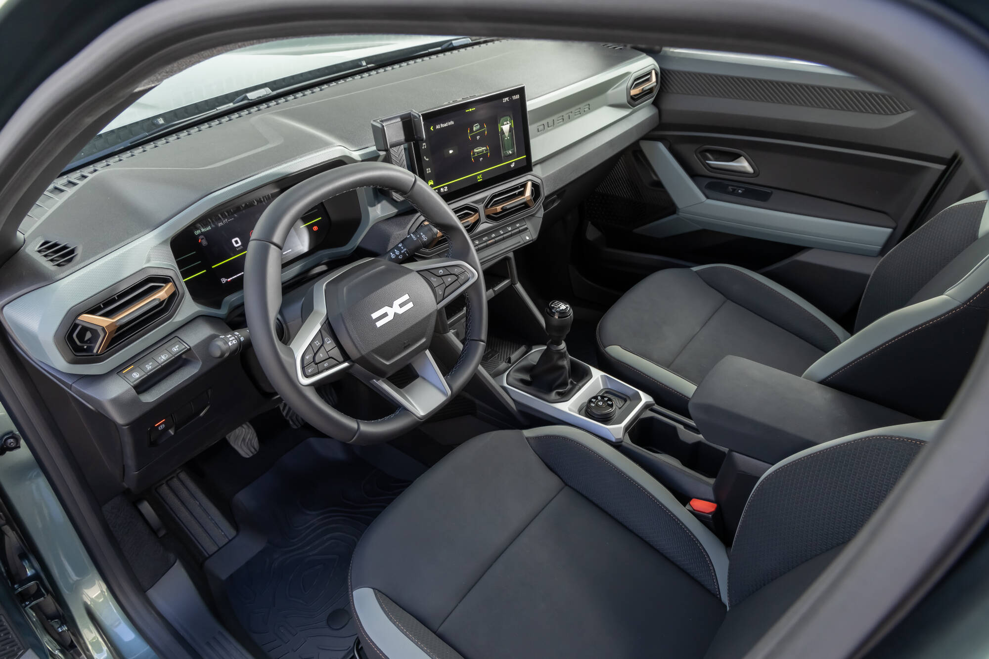 Wnętrze nowej Dacii Duster TCe 130 4x4 z ekranem i nowym logo