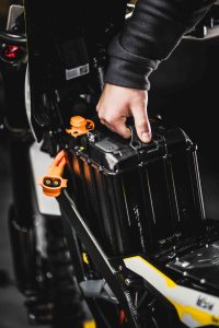 wyjmowanie baterii motocykla Surron Ultra Bee - elektryczny motocykl crossowy