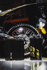 wyjmowana bateria motocykla Surron Ultra Bee - elektryczny motocykl crossowy