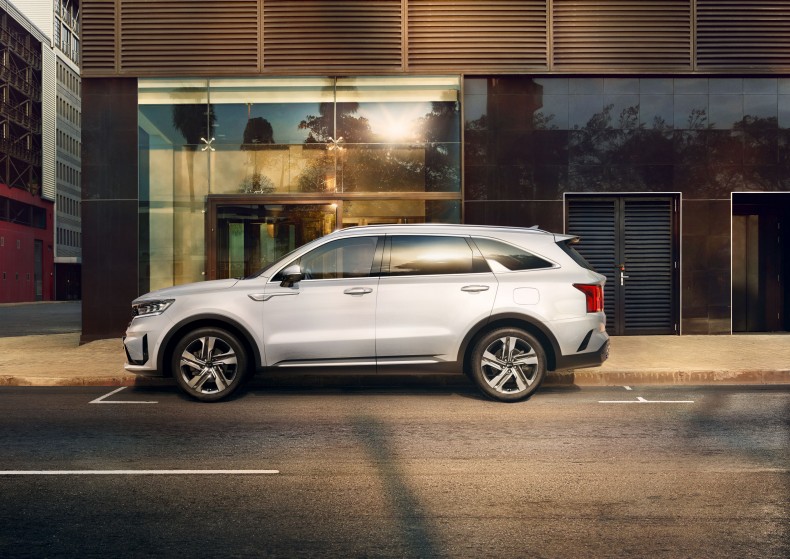 kia_sorento_hev_my21_side_static