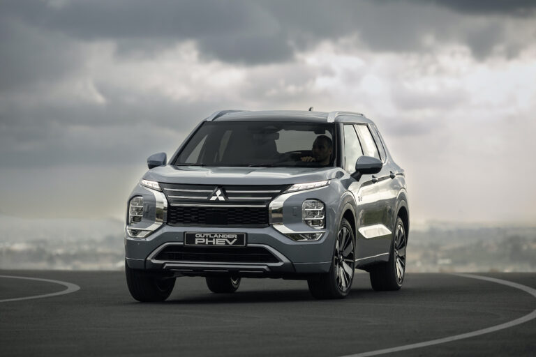 Przód Mitsubishi Outlander PHEV 2025 w ruchu
