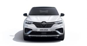 biały SUV coupe widok z przodu- Nowe Renault Arkana 2024