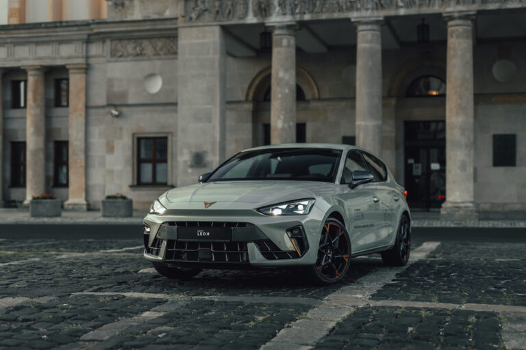CUPRA Leon z przodu – promocja na model hybrydowy i spalinowy