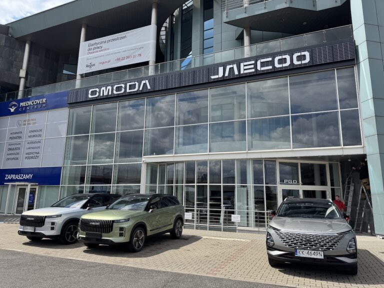 Wejście do salonu OMODA & JAECOO PGD Kraków przy ul. Jasnogórskiej 1