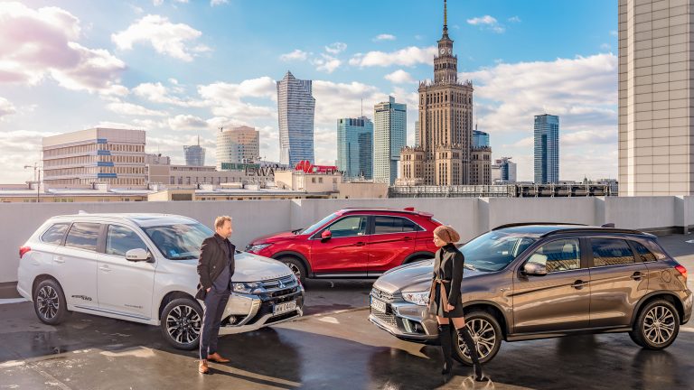 auta Mitsubishi na tle panoramy Warszawy - ocena niezawodności samochodów - badania J.D. Power