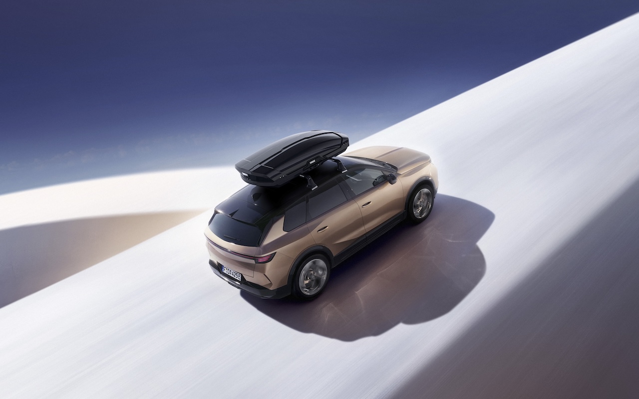 Opel Grandland z boxem dachowym Thule Motion.