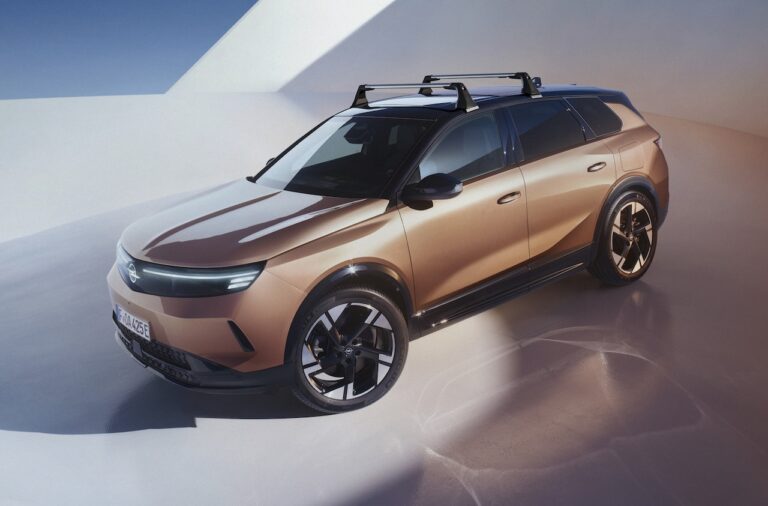 Opel Grandland z belkami dachowymi Thule.