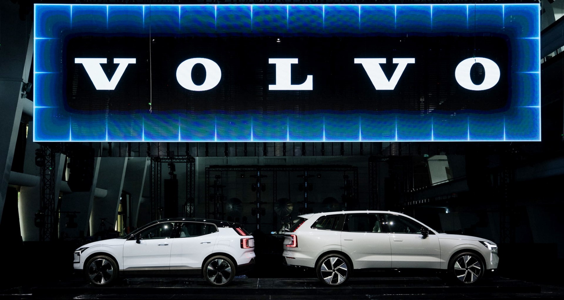 białe elektryczne samochody na scenie - premiery Volvo EX30 i EX90