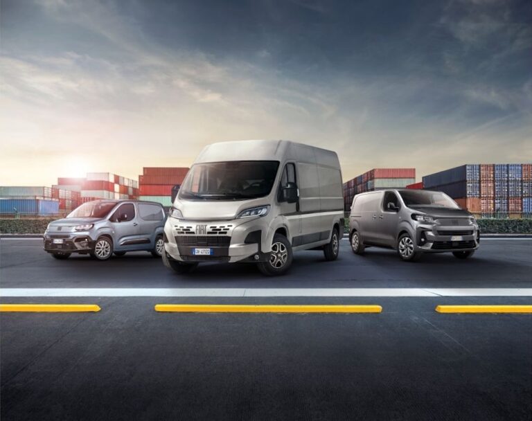 Fiat Fiorino, Ducato i Scudo ustawione przed kontenerami w strefie przeładunkowej.
