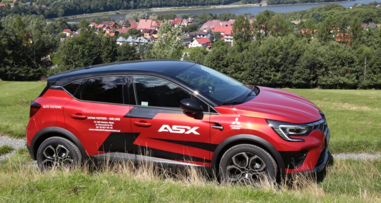 Mitsubishi ASX z boku/ góry, krajobraz górski, promocja Mitsubishi, z rabatem