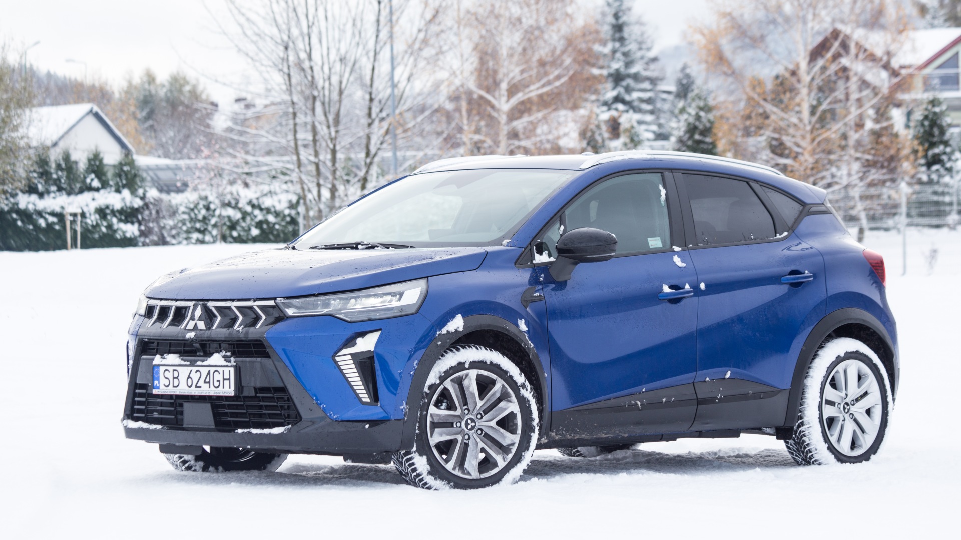 samochód kompaktowy Mitsubishi ASX zima na śniegu