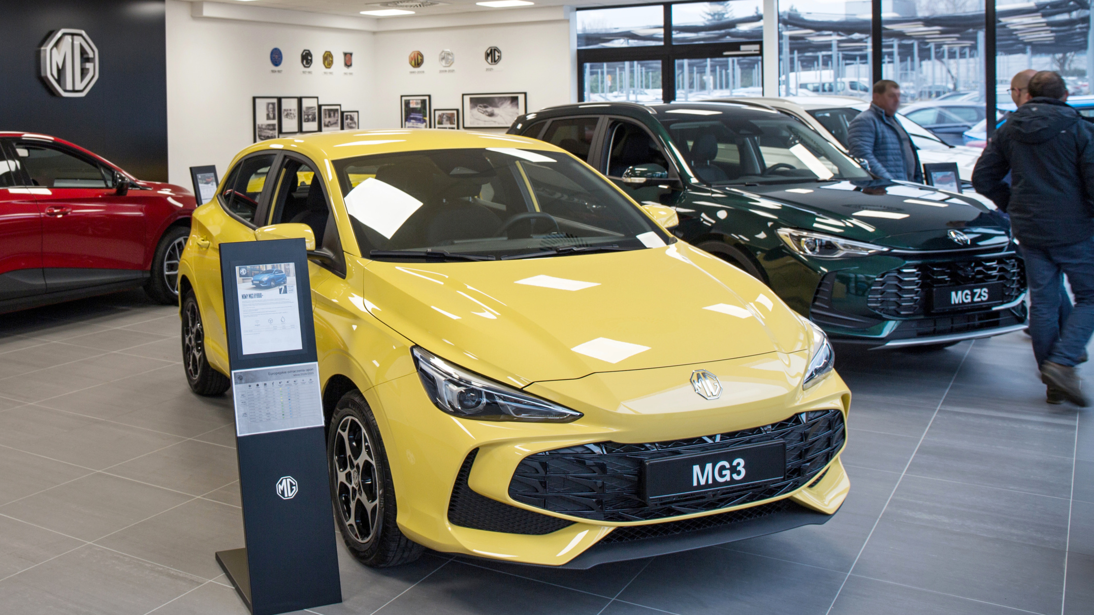 żółty kompaktowy samochód MG3 w salonie