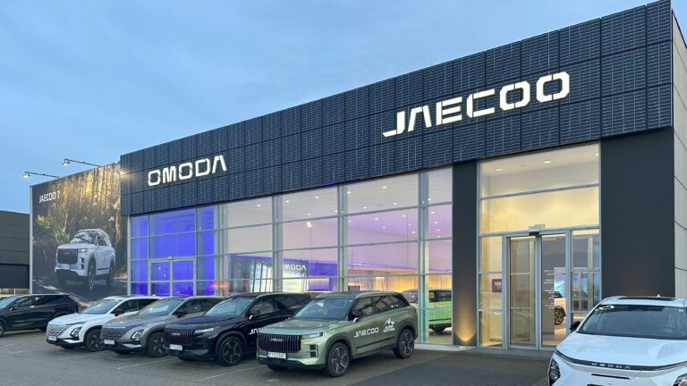 salon Omody i Jaecoo w Poznaniu Komornikach, elewacja wejściowa, samochody testowe przed salonem