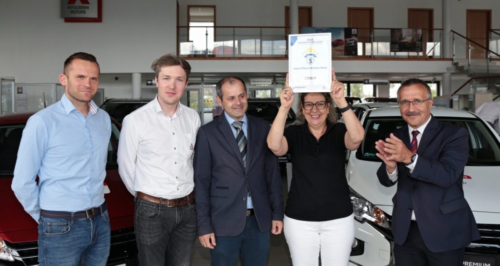 Sławomir Smolik Astara Poland wręcza certyfikat jakości - serwis Mitsubishi Japan Motors Bielsko-Biała z nagrodą za najwyższą jakość obsługi klienta