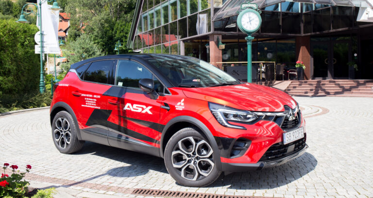 czerwony crossover ASX AT 2024, wyprzedaż rocznika Mitsubishi