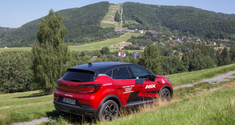 czerwony samochód Mitsubishi ASX AT na tle góry Żar, Beskid Mały, test Mitsubishi ASX z automatyczną skrzynią biegów