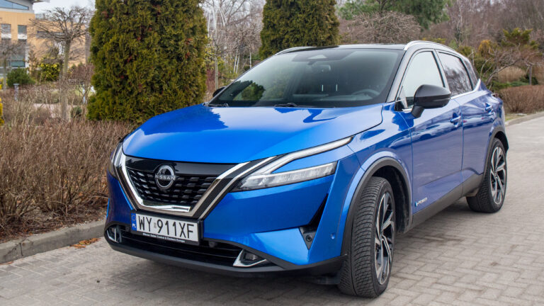 niebieski SUV Nissan Qashqai, test Nissana e-POWER