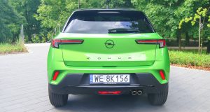 zielony samochód typu crossover Opel Mokka z tyłu, test Opla Mokka 130 KM GS Line